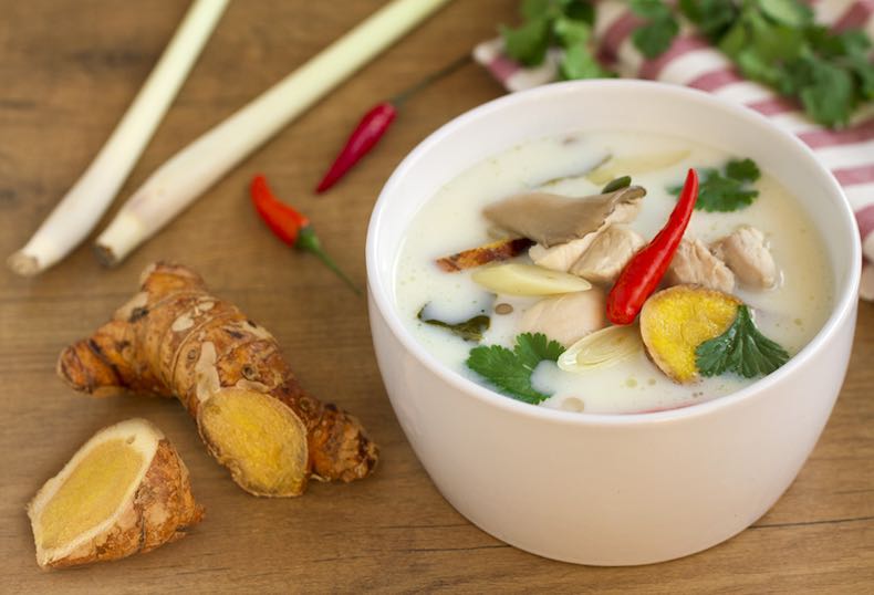 Tom Khai Kai, sopa de pollo, sopa tailandesa, sopa de pollo tailandesa, sopa de pollo con leche de coco, cocina tailandesa