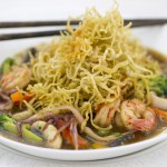 Nido crujiente de noodles con salsa de marisco, sopa de fideos, mariscos, cocina tailandesa, noodles tailandés