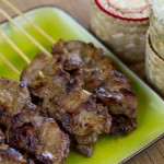 Pinchitos de cerdo, arroz glutinoso, cocina tailandesa