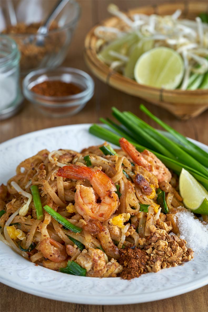 Pad thai, fideos fritos estilo thai, fideos fritos, noodles fritos, cocina tailandesa