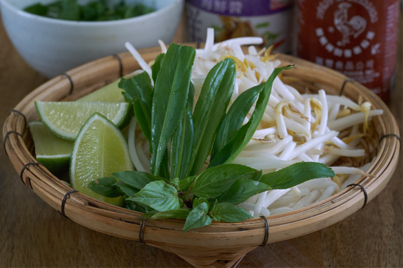 Verduras tailandesas, albahaca tailandesa, brotes de soja, culantro, verduras para pho, sopa pho,pho, sopa, sopa vietnamita, sopa de noodles, sopa de noodles vietnamita, pho bo, sopa pho de ternera, noodles,