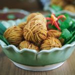 Mu Sarong, aperitivo tailandés, aperitivo Thai, bolitas de carne envueltas en fideos, cerdo, fideos chinos fritos, cocina tailandesa