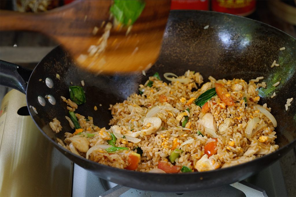 Arroz frito tailandés con pollo Kwan Homsai