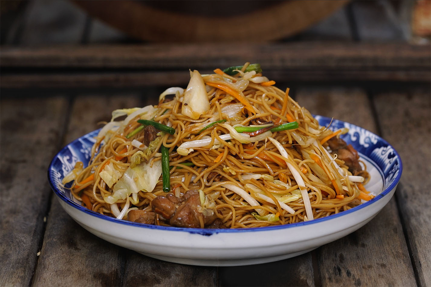 chow mein de pollo con verduras, chow mein, fideos chinos fritos, fideos fritos 
