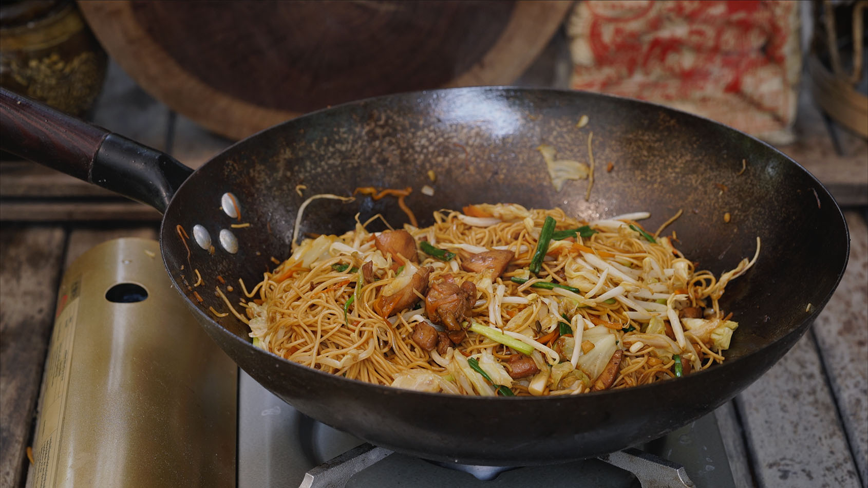 chow mein de pollo con verduras, chow mein, fideos chinos fritos, fideos fritos